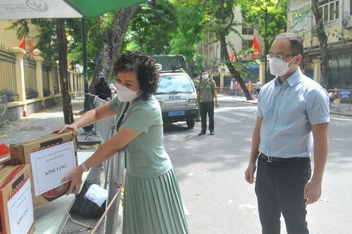 Quận Hoàn Kiếm: Tặng quà, động viên bệnh nhân, người ở trọ, lao động tự do trong khu cách ly y tế chùm ca bệnh BV Việt Đức