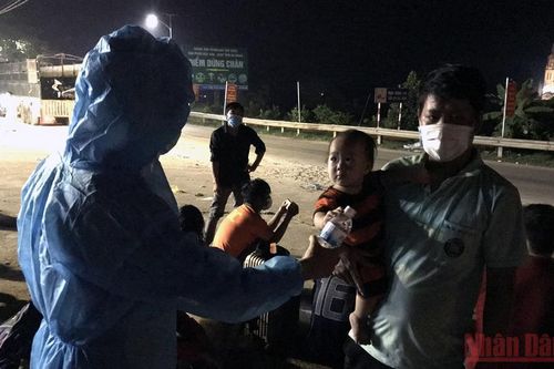 Xuyên đêm đón công dân từ vùng dịch về Hà Giang