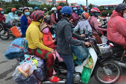Gian truân và tình người trong hành trình về quê