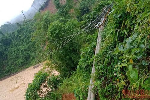 Quảng Nam: Nước sông dâng cao, trụ điện đổ