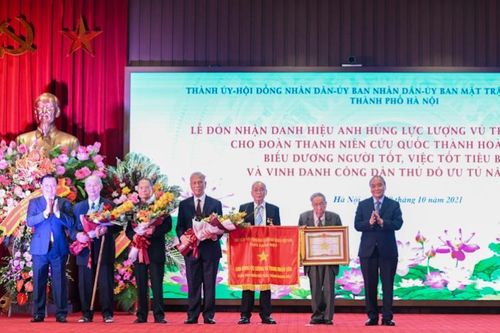 Chủ tịch nước Nguyễn Xuân Phúc trao danh hiệu Anh hùng cho Đoàn Thanh niên cứu quốc Thành Hoàng Diệu