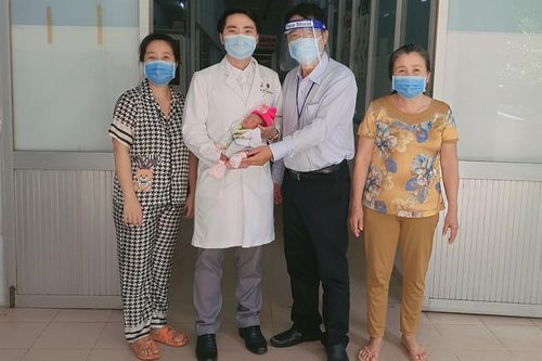 Nuôi sống bé sơ sinh nặng 900 gram