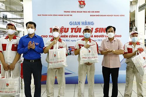 Gian hàng 'Triệu túi an sinh' hỗ trợ 5 nghìn gia đình công nhân