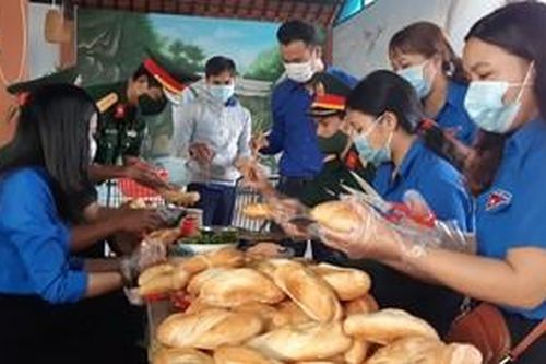 'Tủ bánh mì 0 đồng' - ấm lòng học sinh vùng cao