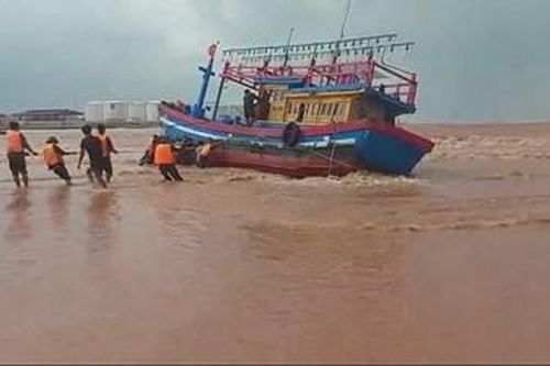 Cứu hộ thành công tàu cá bị nạn trên biển