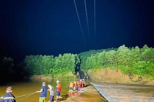 Quảng Trị: Kịp thời cứu hộ 3 người ở khu vực đập tràn bị cô lập do nước lũ dâng cao