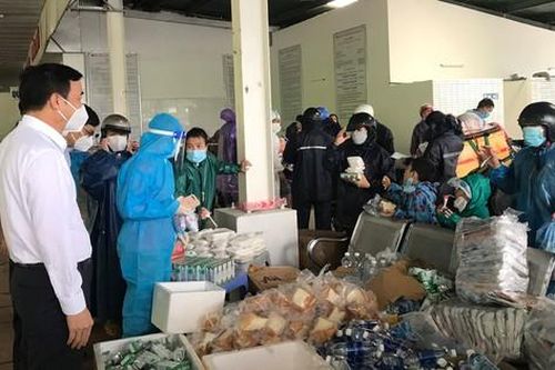 Lãnh đạo Đà Nẵng thăm hỏi, kiểm tra công tác hỗ trợ người dân đang trên đường về quê