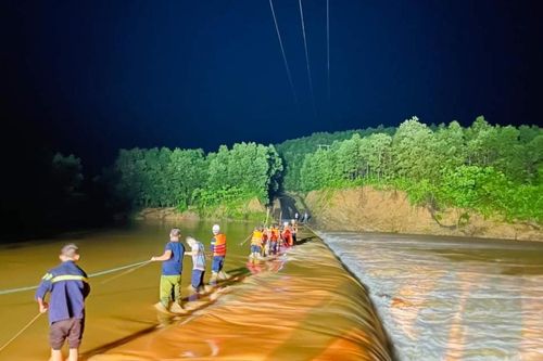 Quảng Trị: Cứu thành công 3 thanh niên bị mắc kẹt do mưa lũ