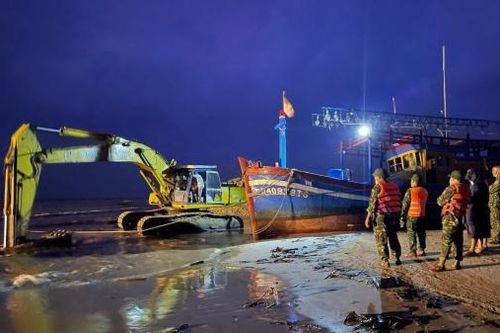 Bộ đội biên phòng Quảng Trị kịp thời cứu hộ thành công tàu đánh cá bị nạn trên biển