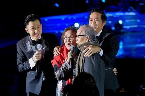 NS Hoài Linh tiều tụy trong tang lễ bố ruột sau thời gian dài 'ở ẩn'