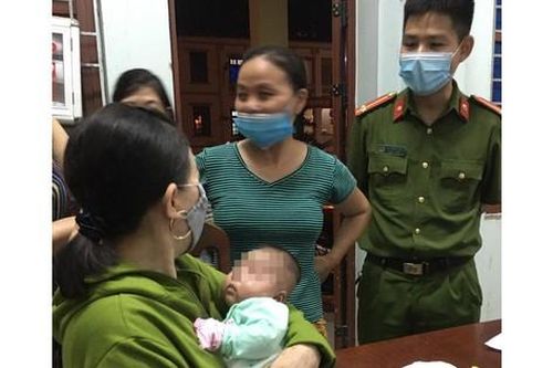 Bé gái bị bỏ rơi bên đường trong đêm