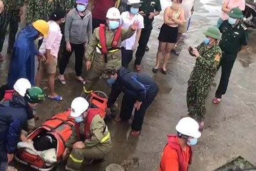 Gió bão cô lập Cù Lao Chàm, vượt sóng dữ cứu cụ ông nguy kịch