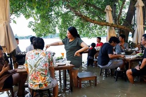 Thái Lan: Khách hàng ngồi 'nhậu' giữa biển nước, vừa ăn vừa tránh sóng
