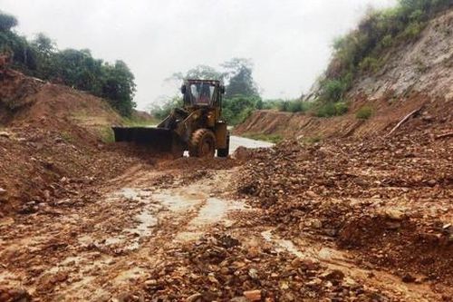 Quốc lộ, đường Hồ Chí Minh qua TT-Huế bị sạt lở, ách tắc do mưa rất lớn