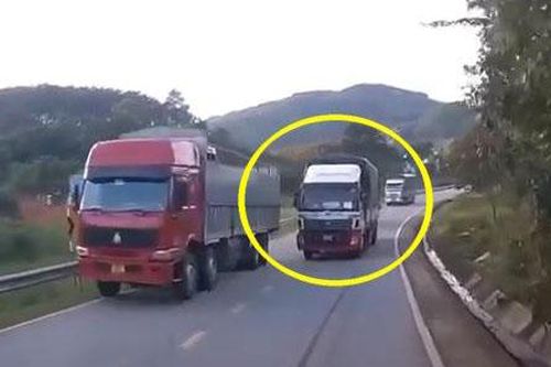 Tránh xe tải lấn làn trên đoạn đường dốc, ô tô lao xuống rãnh nước