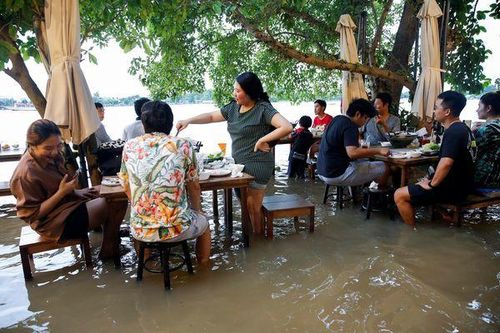 Nhà hàng phục vụ thực khách giữa dòng nước lũ