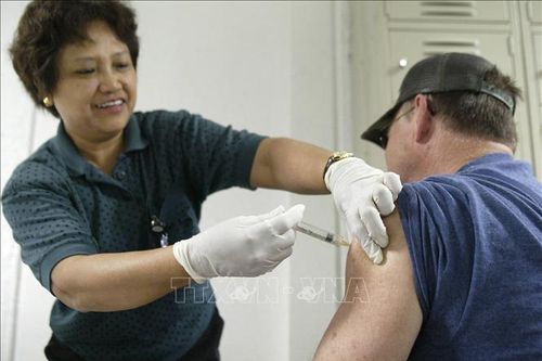 CDC Mỹ thúc giục người dân tiêm phòng cả COVID-19 và bệnh cúm mùa