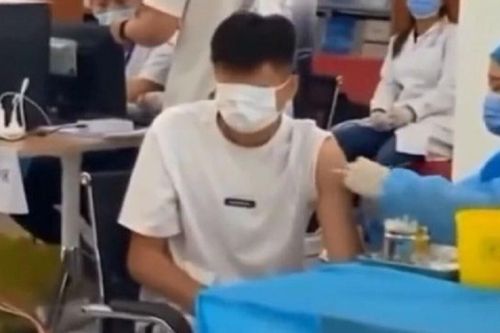 Clip: Hotboy gồng mình, che cả khẩu trang lên mắt khi tiêm, hành động sau đó còn buồn cười hơn