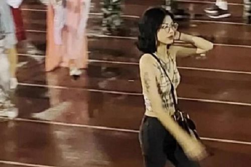 Ăn mặc 'mát mẻ' đi trên sân trường, nữ sinh khiến dư luận tranh cãi dữ dội