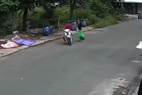 Đi đổ rác, cô gái bị nam thanh niên áp sát xe máy rồi giật dây chuyền trong tích tắc