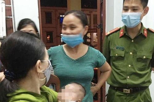 Người mẹ để lại bé gái gần 1,5 tháng cùng với lá thư trong giỏ nhựa ven đường