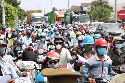 Trả lương nghỉ việc để giữ chân lao động trước làn sóng 'ồ ạt về quê'
