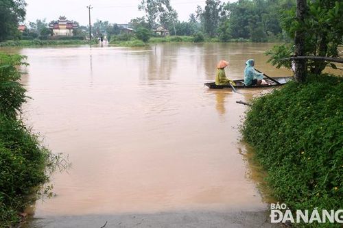 Lũ trên các sông còn duy trì mức cao, xuống chậm do thủy điện điều tiết lũ