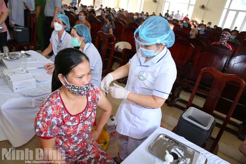 Ninh Bình tiêm phòng diện rộng vắc xin Sputnik V