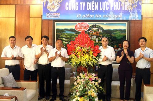 Thăm, chúc mừng doanh nghiệp, doanh nhân nhân ngày Doanh nhân Việt Nam