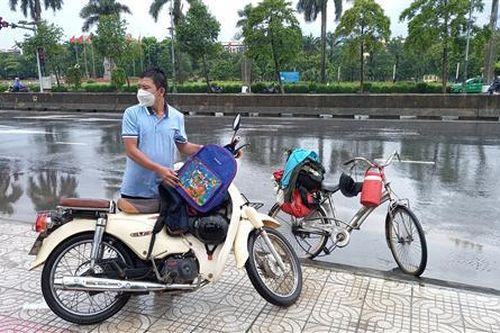 Một người đi xe đạp về quê được người dân Quảng Trị tặng xe máy