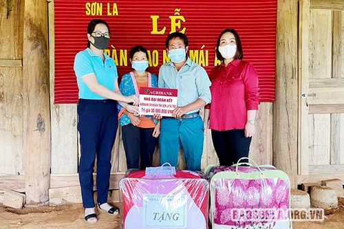 Bàn giao nhà 'Mái ấm tình thương' cho hội viên phụ nữ nghèo xã Pá Lông