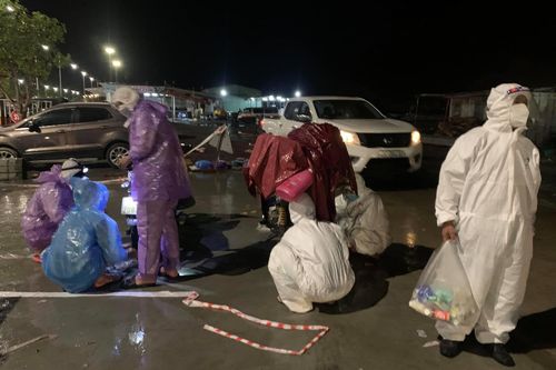 'Những chàng trai SOS' và hành trình xuyên đêm cứu hộ xe máy cho người dân trở về quê