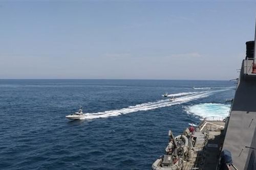 Iran điều xuồng cao tốc truy đuổi tàu Mỹ ở vùng Vịnh
