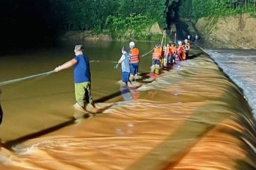 Quảng Trị: Cứu nạn 3 người bị nước lũ cô lập trong đêm