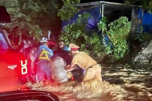 CSGT đẩy xe máy giúp đoàn người về quê qua đoạn đường ngập nước