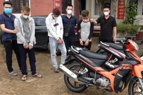 Bắt 3 thanh thiếu niên kề dao vào cổ người đi đường cướp xe máy