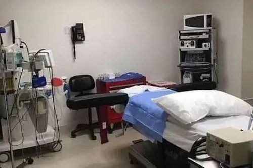 Bác sĩ lừa nữ sinh khỏe mạnh lên bàn mổ, ép phải gọi điện vay tiền mới mổ tiếp