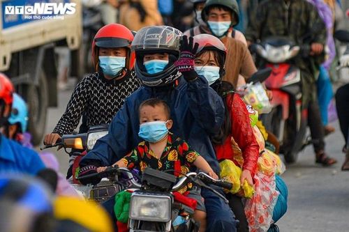 Đón người dân về quê: Nhiều tỉnh bố trí đưa đón bằng máy bay, hỗ trợ tiền