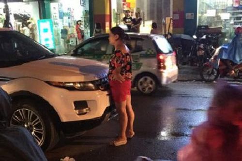 Gặp cảnh chồng ôm hôn bồ trẻ trên xe ô tô, tôi có nên chặn xe đánh ghen?