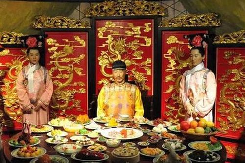 Vì sao vua triều Nguyễn chỉ dùng cơm bằng đũa làm từ gỗ cây Kim Giao?