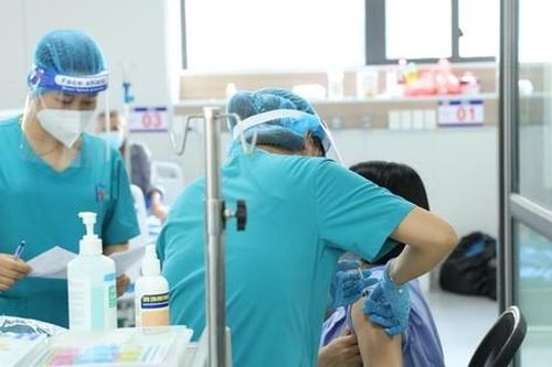 Tiêm vaccine phòng COVID-19 cho người bệnh, người nhà từ BV Việt Đức chuyển sang