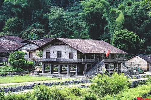 Độc đáo nhà sàn đá của người Tày