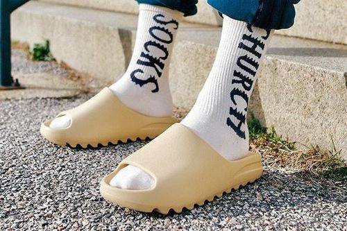 Mốt đi tất với dép