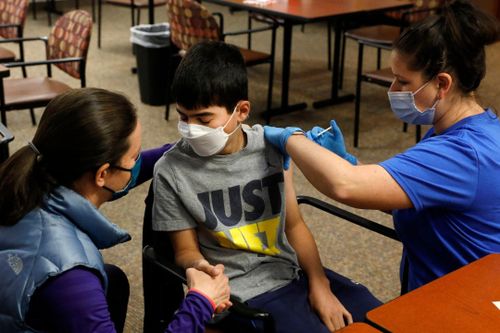 Sợ con mắc Covid-19, cha mẹ ở Anh vội đưa trẻ đi tiêm vaccine