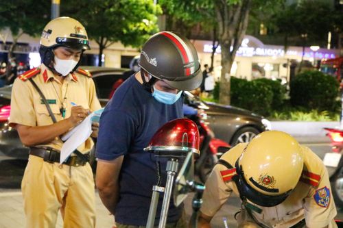 Tụ tập ở phố đi bộ Nguyễn Huệ, nhiều người bị lập biên bản