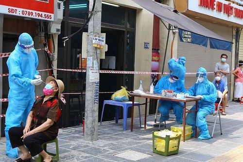 Thầy thuốc trên tuyến đầu chống dịch