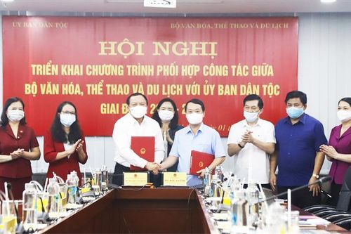 Tiếp tục cụ thể hóa quan điểm của Đảng, Nhà nước về công tác dân tộc và lĩnh vực văn hóa