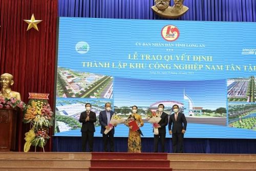 Tỉnh Long An trao quyết định chủ trương đầu tư và thành lập khu công nghiệp Nam Tân Tập