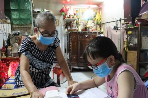Học online mùa dịch: Trẻ nhỏ không hiểu bài, phụ huynh mệt mỏi vì phải… 'kè kè' sát bên