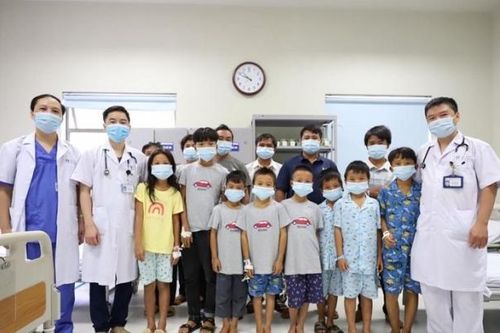 Lào Cai: 8 trẻ em ngộ độc do ăn quả hồng châu được ra viện